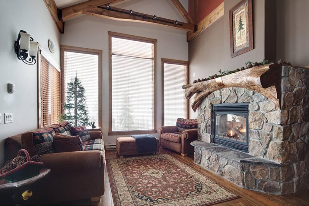 Snowy Bear Chalet W/ Hot Tub Big White 외부 사진